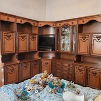 mobile vetrina angolare in noce finemente lavorata