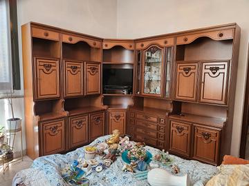 mobile vetrina angolare in noce finemente lavorata