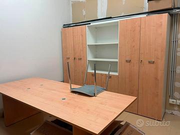 Ufficio con scaffalatura