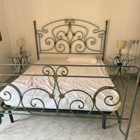 Letti in ferro battuto con comodini e ingressi