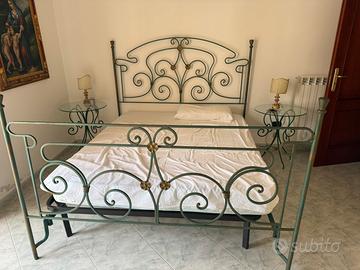 Letti in ferro battuto con comodini e ingressi