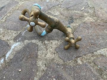 Rubinetto in ottone antico