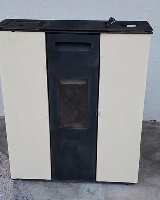 Stufa a pellet 10 kw cannalizabile salvaspazio. 