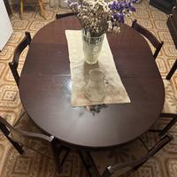 Sala: Tavolo allungabile e vetrina