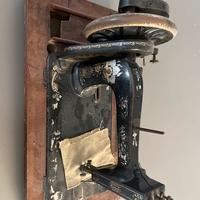 Macchina da cucire antica