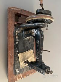 Macchina da cucire antica