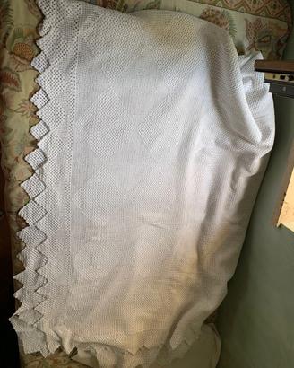 Coperta interamente all'uncinetto a mano in coton