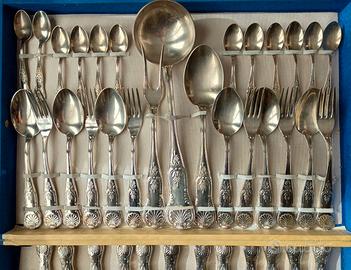 Servizio da 12 persone in argento.