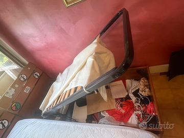 2 letti singoli in legno con rete a doghe