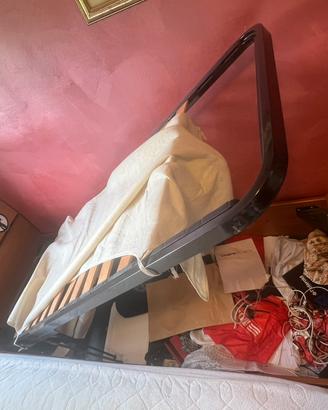 2 letti singoli in legno con rete a doghe