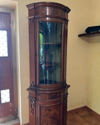 Elegante angoliera a vetrina con inserti in radica