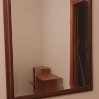specchio con cornice colore noce