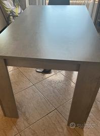 Tavolo in legno grigio