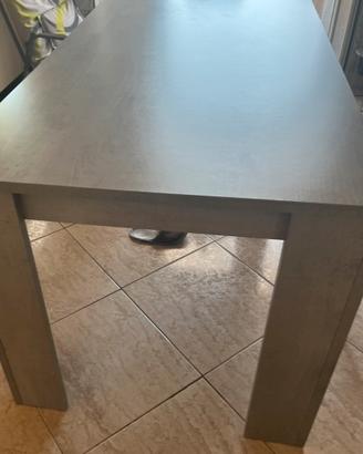Tavolo in legno grigio