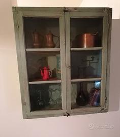 vetrina con vecchia finestra 