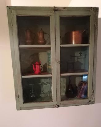 vetrina con vecchia finestra 
