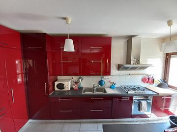Cucina laccata rossa