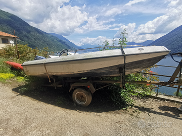 Barca a motore e carrello