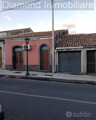 Casa singola con cortile a Piedimonte Etneo