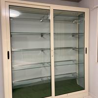 Vetrina in vetro e struttura in alluminio