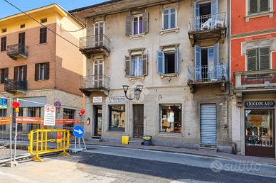 NEGOZIO A COSSATO