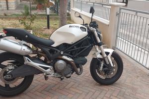 DUCATI MONSTER 696