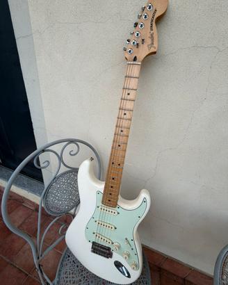 Fender Deluxe Series Roadhouse Stratocaster