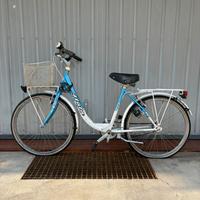 Bici Atala Maggie con cestino e portapacchi