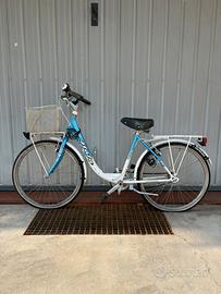 Bici Atala Maggie con cestino e portapacchi