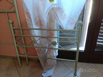 letto singolo in ferro battuto con doghe in legno 