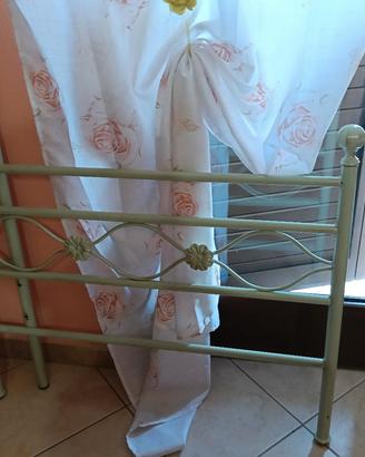 letto singolo in ferro battuto con doghe in legno 