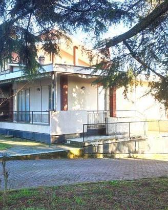 Villa di 485 m² con più di 5 locali a Canneto Pave
