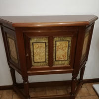 Mobiletto in legno con pannelli in ceramica