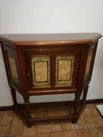 Mobiletto in legno con pannelli in ceramica