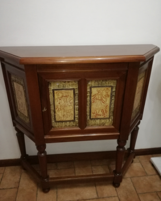 Mobiletto in legno con pannelli in ceramica