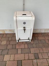 Ghiacciaia o frigo antico