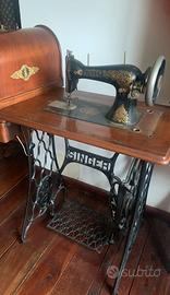 Antica macchina da cucire Singer mobiletto