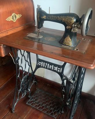 Antica macchina da cucire Singer mobiletto