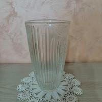 Vaso in vetro trasparente con intagli di foglie.