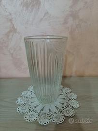 Vaso in vetro trasparente con intagli di foglie.