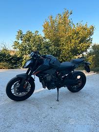 KTM DUKE 890