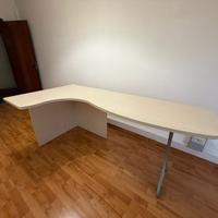 Scrivania IKEA Gallant ad angolo