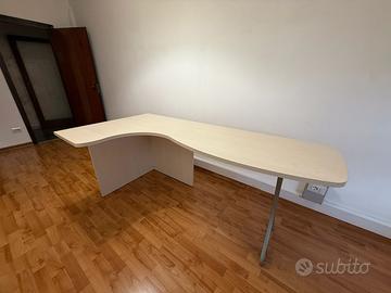 Scrivania IKEA Gallant ad angolo