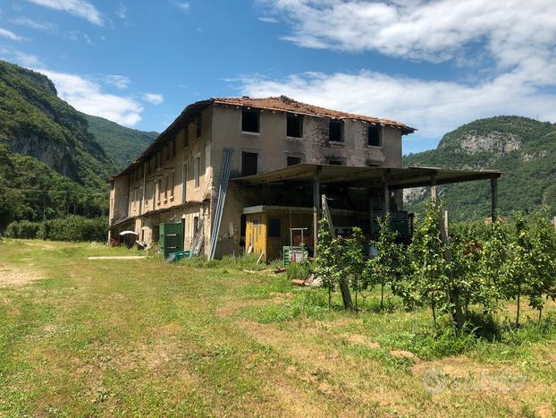 Rustico di 900 mq da ristrutturare