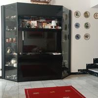 Vetrina in legno laccato nero.Ritiro a Lerici 