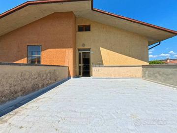Appartamento di 170 m² con 5 locali e box auto a S