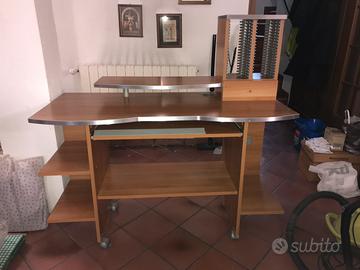 Scrivania nuova con ruote
