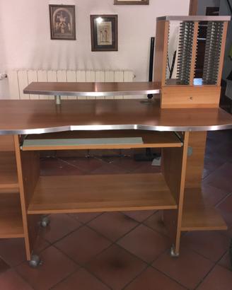 Scrivania nuova con ruote