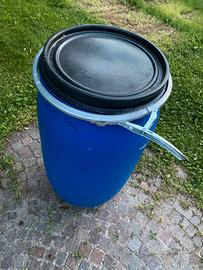 Bidone da 200 litri circa con chiusura