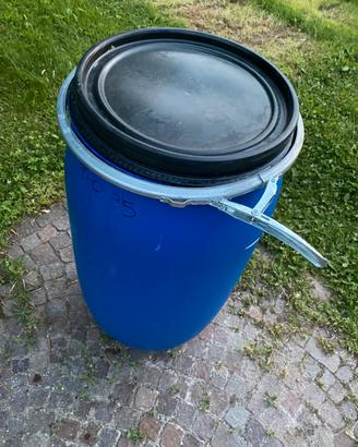 Bidone da 200 litri circa con chiusura